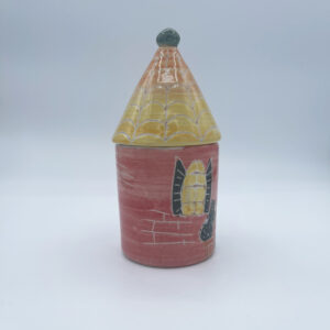 Barattolo grande porta sale e porta spezie a forma di casetta in ceramica fatta e dipinta a mano rossa con tetto giallo